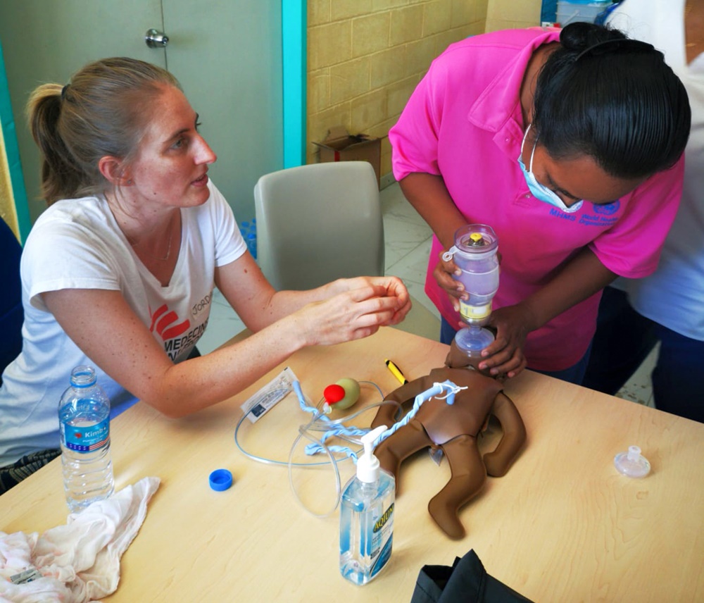 無國界醫生兒科醫生訓練基里巴斯的本地人員協助初生嬰兒呼吸。©MSF