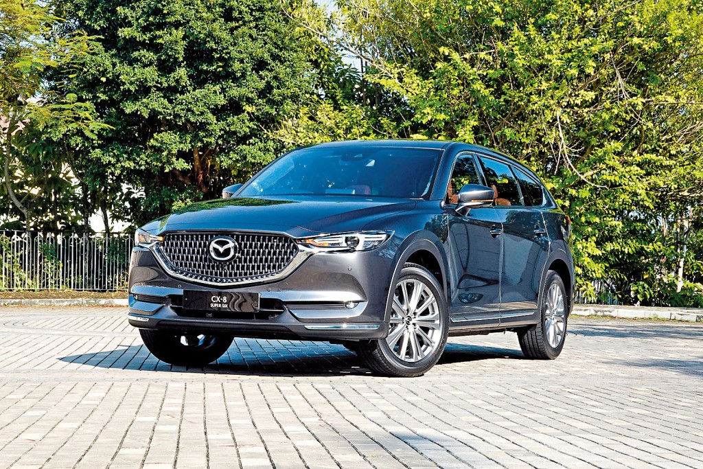 CX-8 2.5 i-Nappa旗艦新版換上亮銀色鬼面罩，包裝更豪，車價$419,990起。
　　