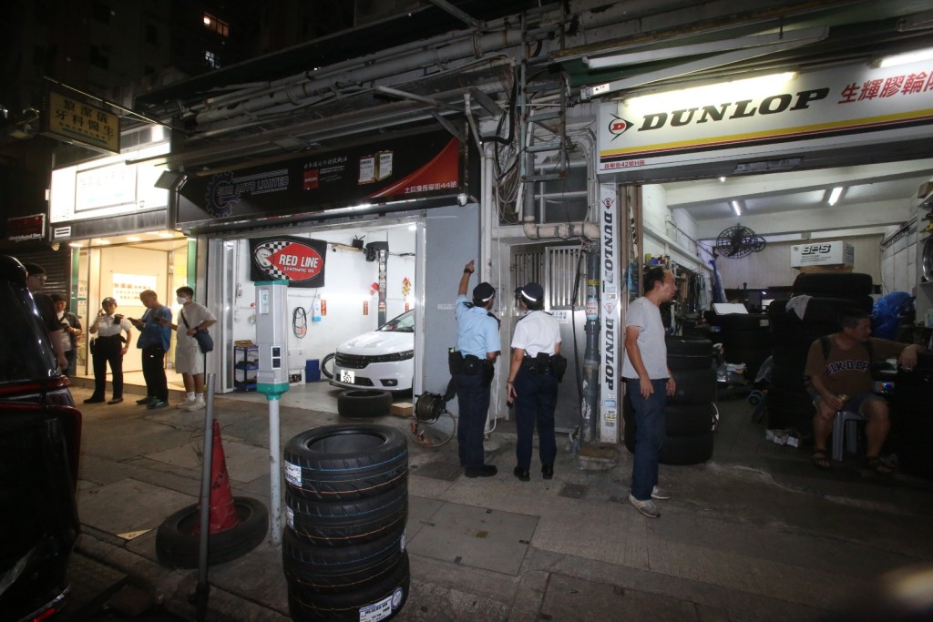 警方在現場進行搜捕。 警方在現場進行搜捕。