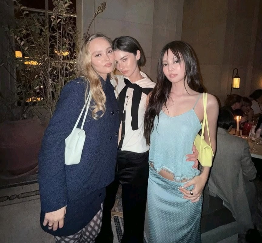 （右起）Jennie及後又與Gracie Abrams和Lily-Rose Depp合照。