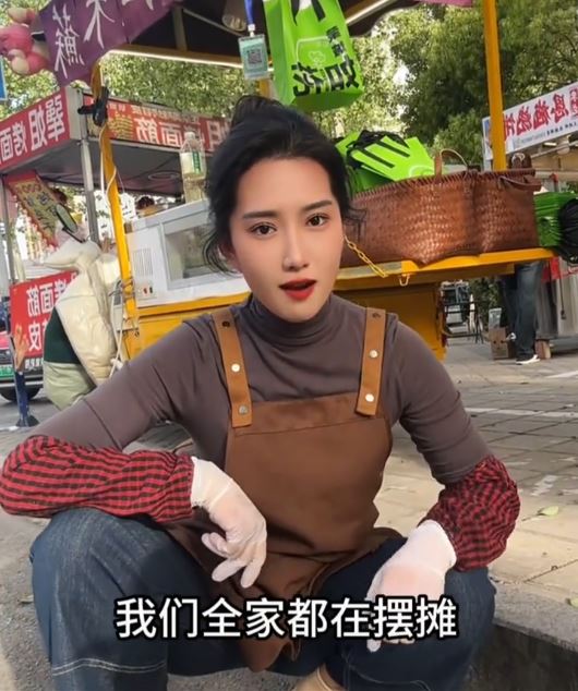 涉嫌造成集體食物中毒的攤主在當地頗有人氣。抖音＠叨哇仙