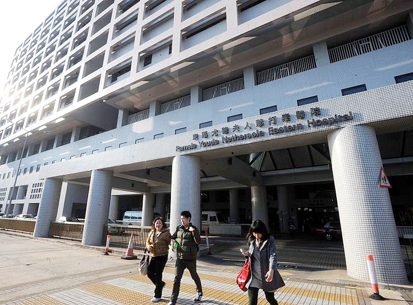 男子被送往東區醫院搶救。資料圖片