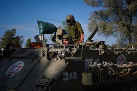 以色列士兵聚集在以國南部靠近加沙邊境地區。美聯社