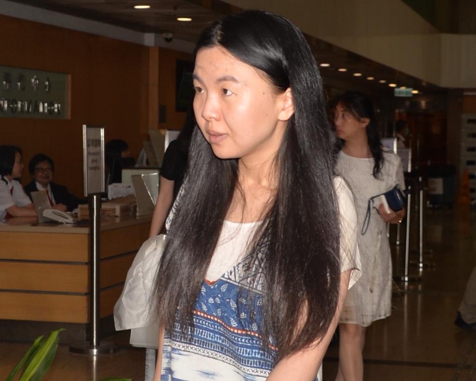 於法庭拍照的女子。