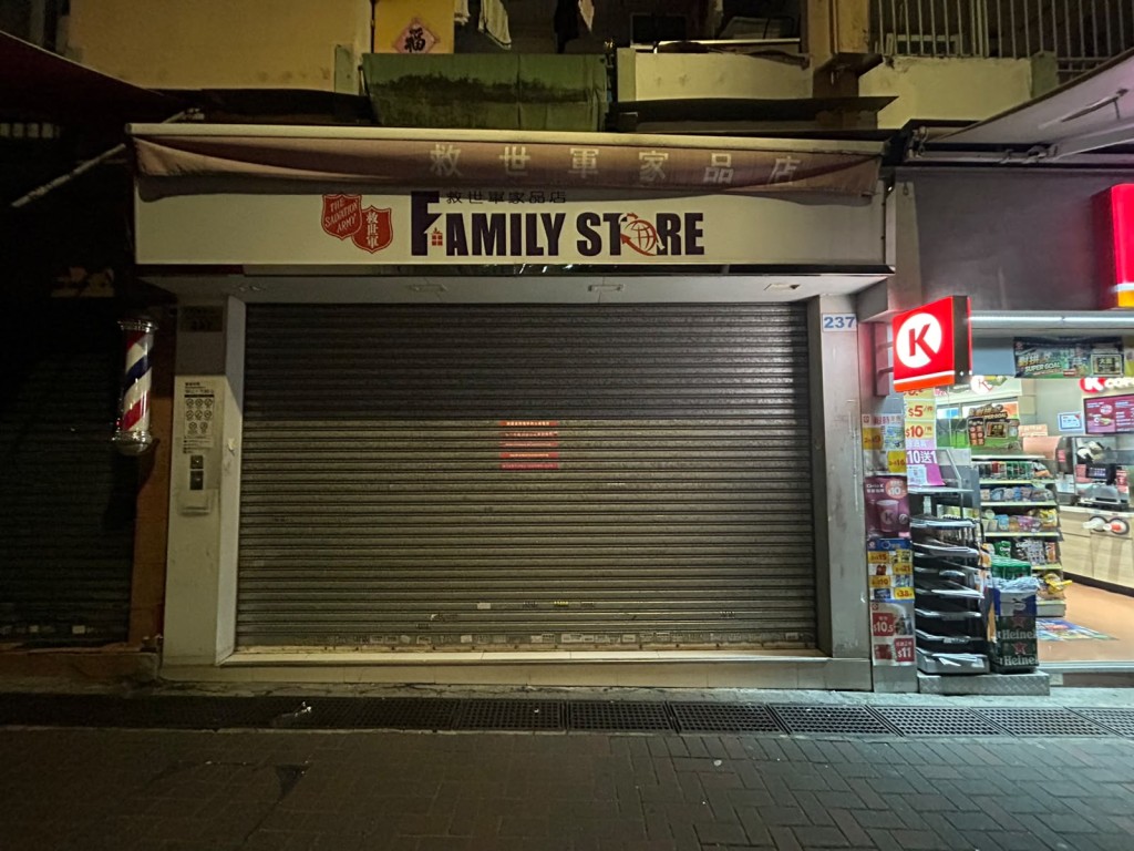 事主於牛頭角花園大廈喜鵲樓地下的救世軍觀塘家品店,以85元購買一盒玩具模型。曾志恒攝 事主於牛頭角花園大廈喜鵲樓地下的救世軍觀塘家品店,以85元購買一盒玩具模型。曾志恒攝