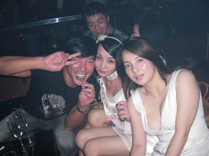 2010年，张耀扬及何启南与一班性感国内佳丽在Disco中亲密地影合照。