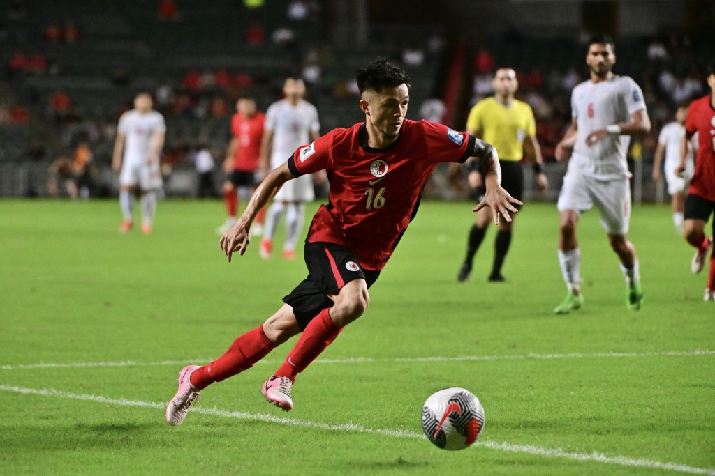 世盃外港隊鬥伊朗，香港足球先生陳肇鈞努力進攻。 陳極彰攝
