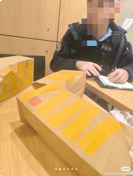 中国留学生快餐店遭露宿者掰断手指，负伤连夜开发AI工具助同侪。 小红书