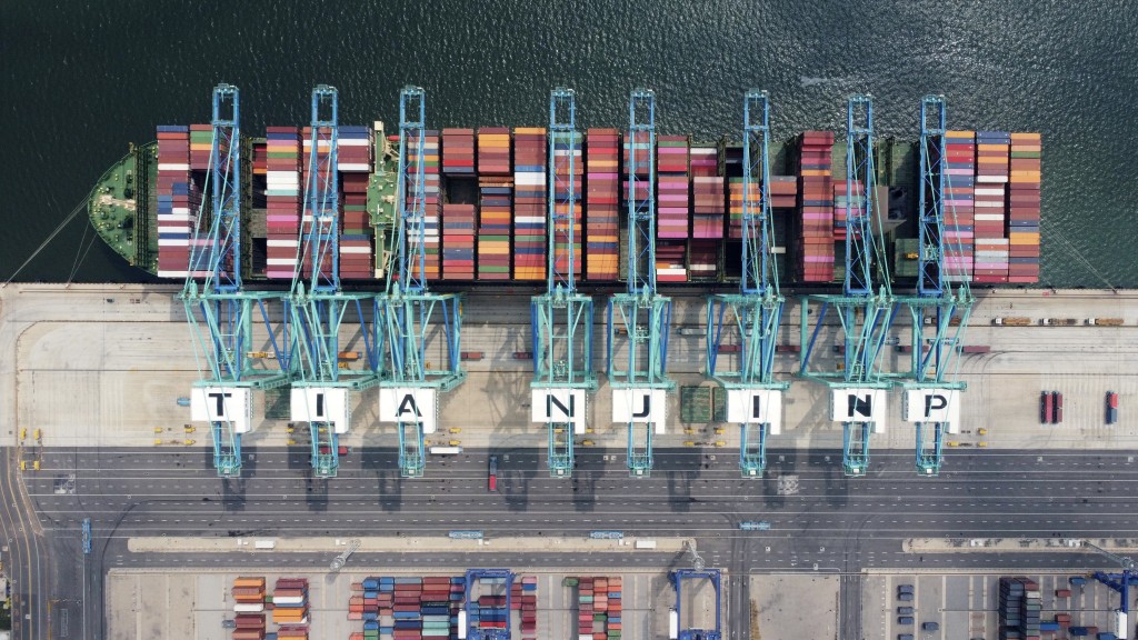 天津港「智慧零碳」碼頭的貨櫃船。 新華社資料圖