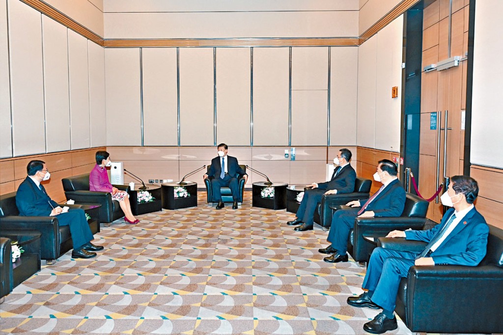 国家主席习近平（中）昨午会见行政长官林郑月娥（左二）。中共中央政治局委员、中央书记处书记、中央办公厅主任丁薛祥（右三）；全国政协副主席、国务院港澳事务办公室主任夏宝龙（右二）；中联办主任骆惠宁（右一）和行政长官办公室主任陈国基（左一）亦有出席。