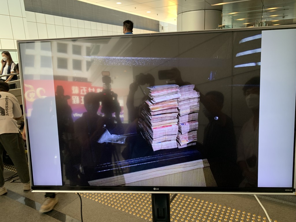 收藏現金的地點設有點鈔機。劉漢權攝