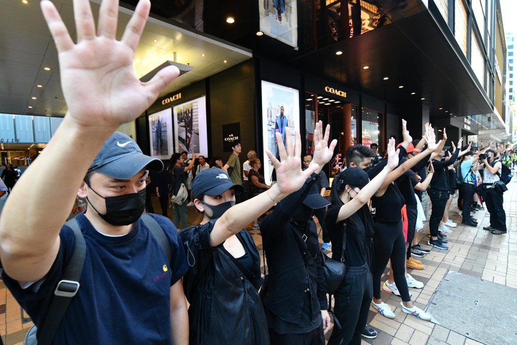尖沙嘴有示威者築成人鏈。