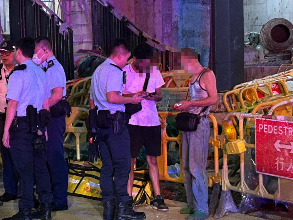 兩名男子在場協助警方調查。