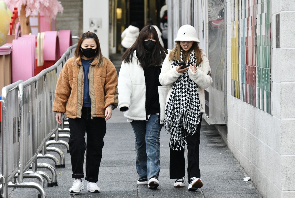 本港今早(8日)大部分地區的氣溫降至12度或以下，巿民都穿上厚衣服禦寒。資料圖片