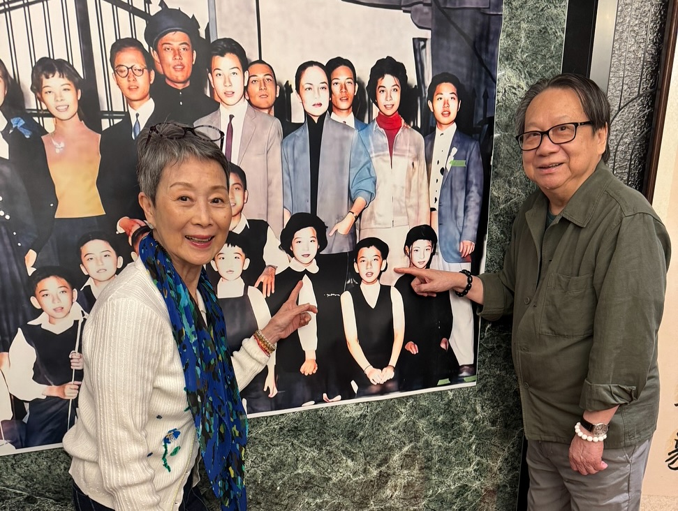 1958年話劇《苦兒樂園》演員激罕同框。 1958年話劇《苦兒樂園》演員激罕同框。