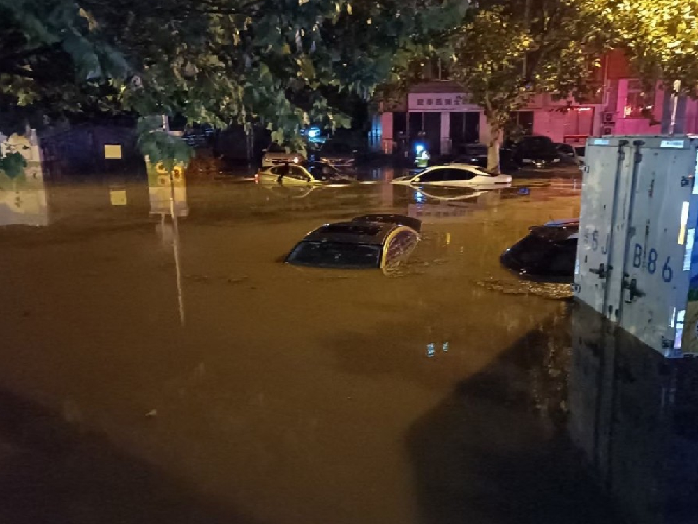 暴雨導致道路積水，有汽車幾乎沒頂。 （網上圖片）