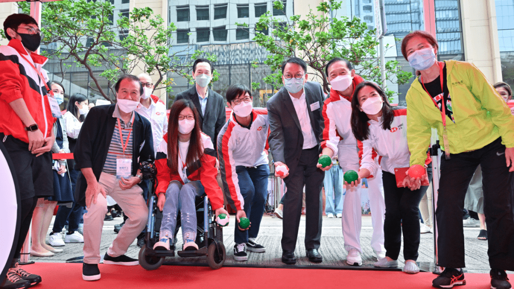 政务司司长陈国基（右四）、汇丰银行慈善基金主席王冬胜（右三）、香港社会服务联会主席陈智思（左三）等人，参观汇丰香港社区节摊位，并试玩游戏。