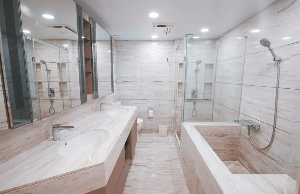 浴室空間寬敞，保養簇新，更有齊企缸及浴缸。