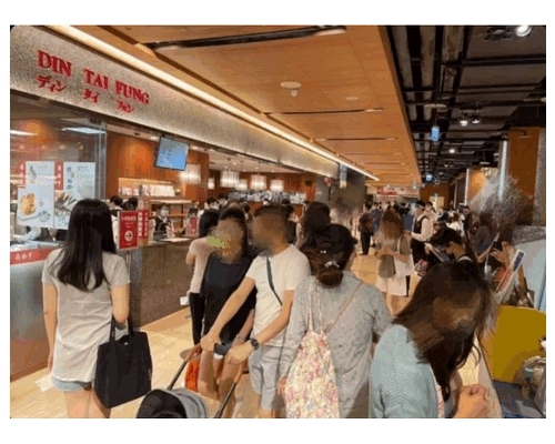 職員上載相片指近日百貨公司開始出現人潮。Dcard網圖