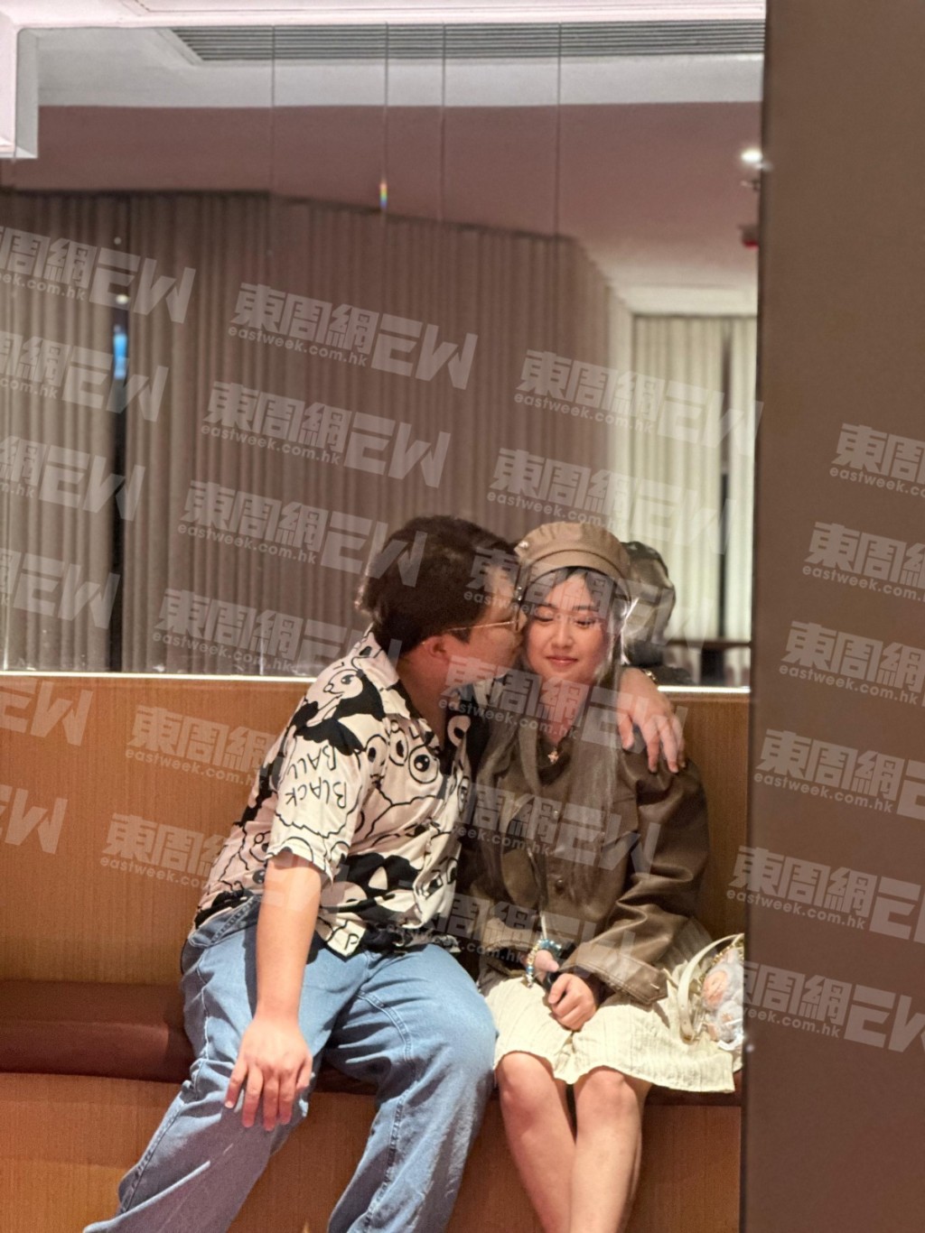 《東周刊》獨家直擊Babyface與新歡在餐廳內又攬又錫。 《東周刊》獨家直擊Babyface與新歡在餐廳內又攬又錫。