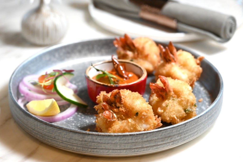 Bombay Chilgoza Prawns 大大隻的鮮蝦先以薑、蒜、芫荽醃至入味，再放入滾油中炸香，爽脆鮮甜。