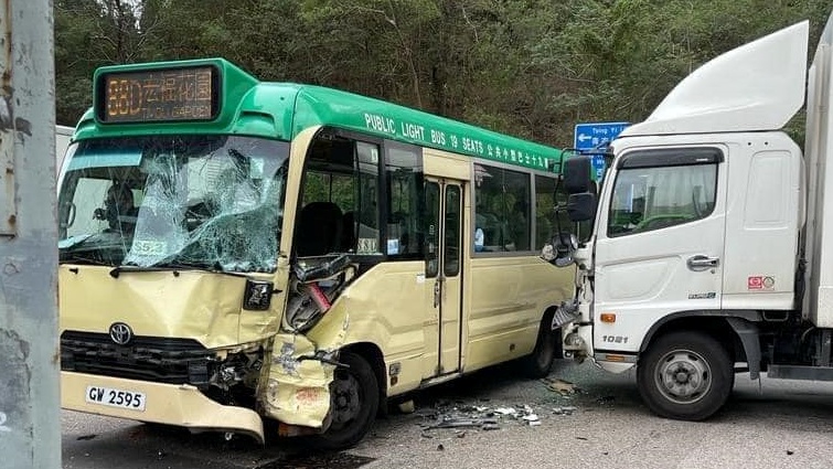 小巴遭貨車攔腰撞,小巴車頭嚴重損毀。馬路的事 (即時交通資訊台) Bosco Chu