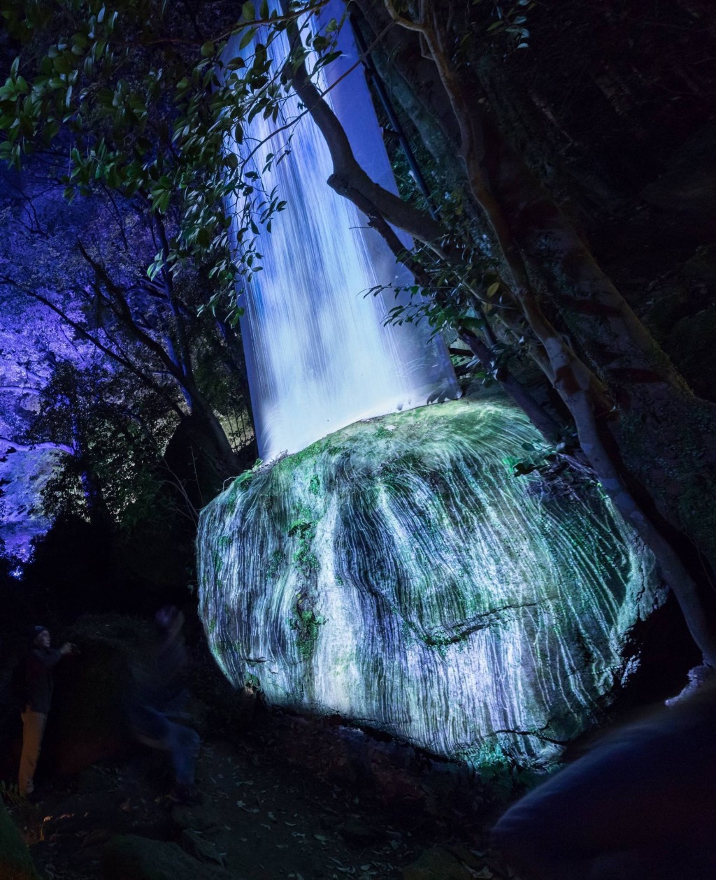 在《在神明所居住的岩石上呈現水粒子世界》，巨石會幻化為瀑布流水。