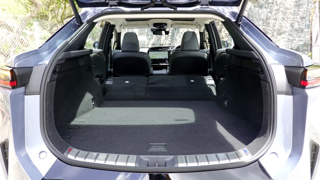 凌志RZ300e Luxury纯电动SUV车尾厢可扩展至1,451公升存量