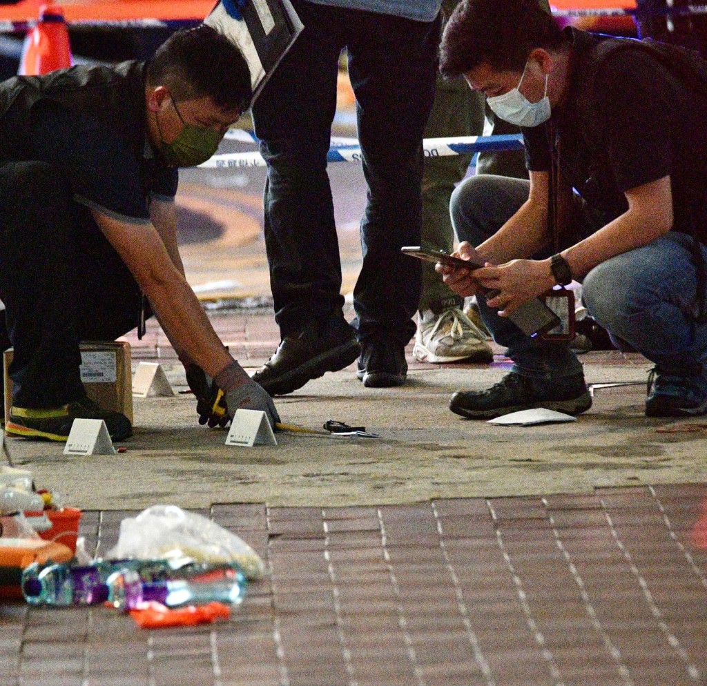 警員在案發現場蒐證。