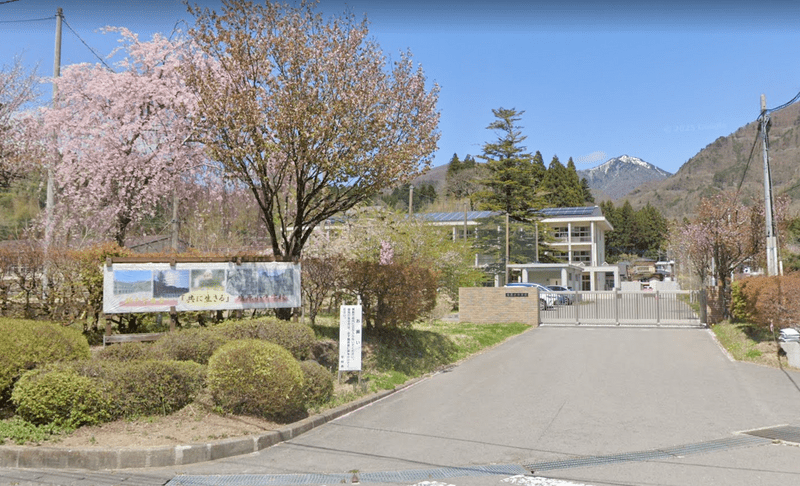 栃木县那须盐原市73岁农民遭熊袭受伤，附近的盐原中小学紧急喊停户外活动。Google街景