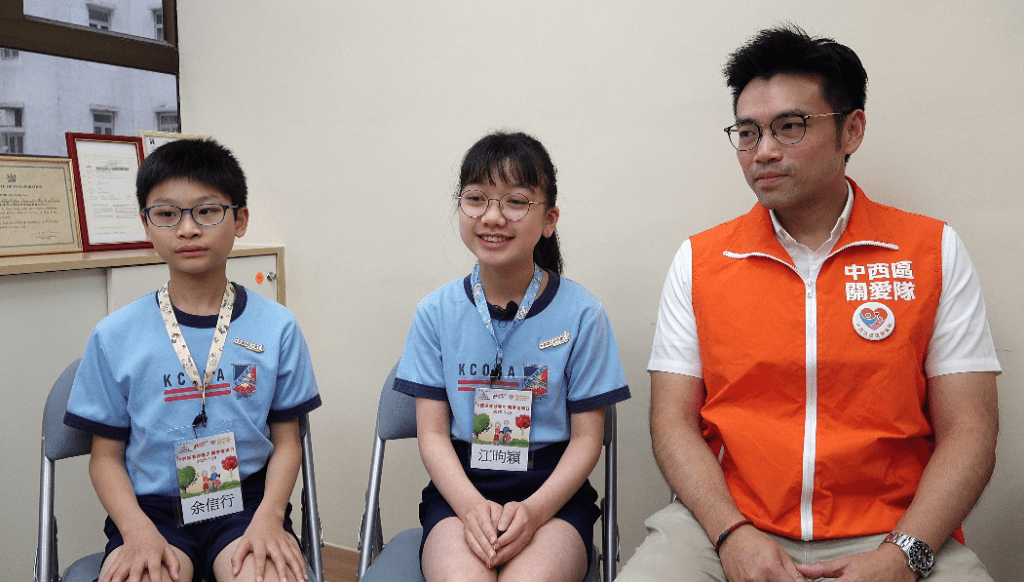 學生大使江昫穎認為,這次活動能夠幫助到長者,尤其是一些獨自前來的老人家,讓他們感受到溫暖。 學生大使江昫穎認為,這次活動能夠幫助到長者,尤其是一些獨自前來的老人家,讓他們感受到溫暖。