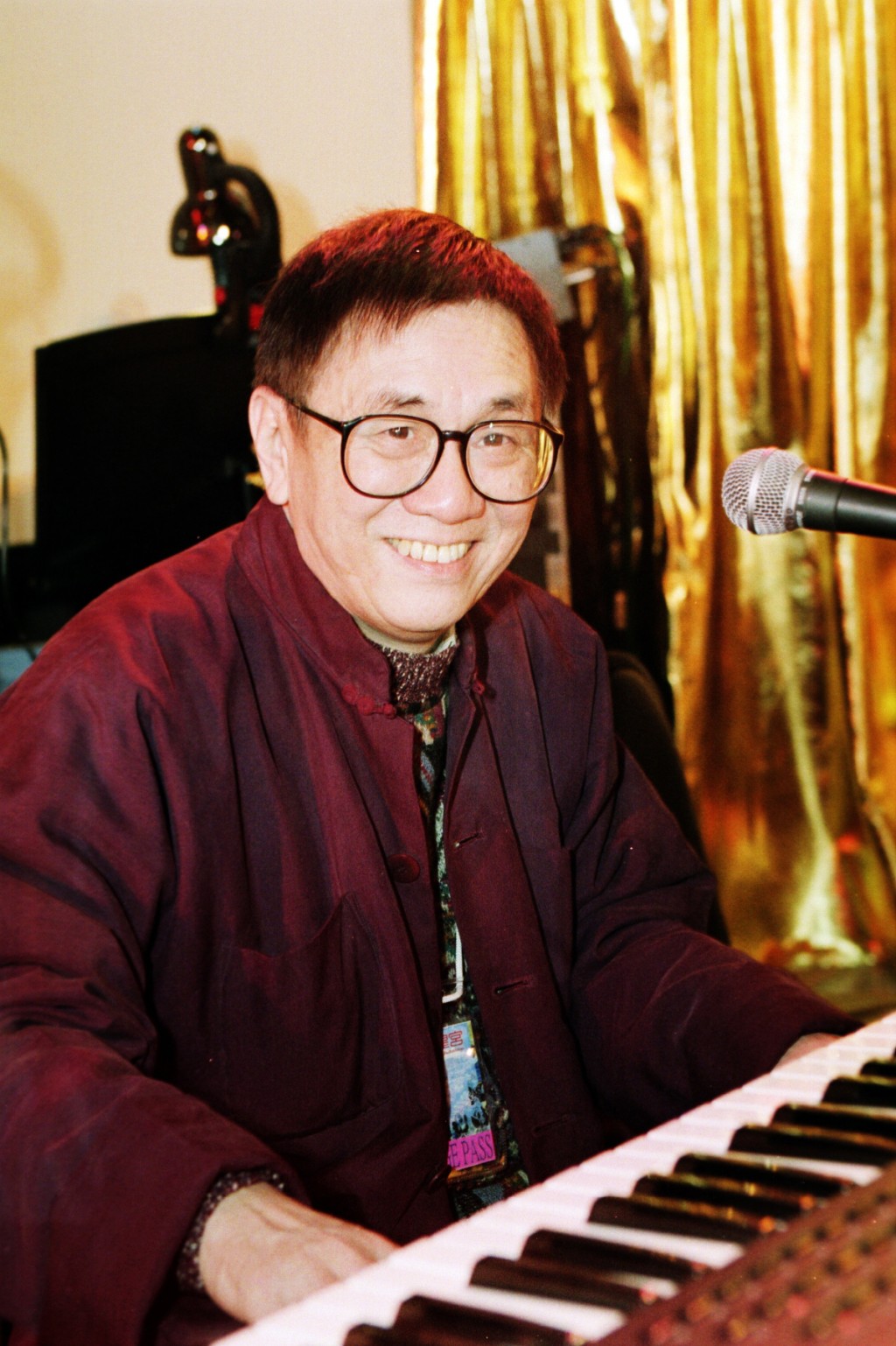 已故香港著名填詞人及文化人黃霑，曾為無數經典金曲寫詞、作曲、配樂