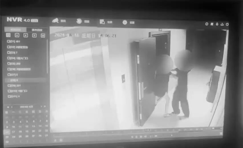 閉路電視畫面顯示,李莉被入室搶劫的歹徒瘋狂襲擊。 閉路電視畫面顯示,李莉被入室搶劫的歹徒瘋狂襲擊。