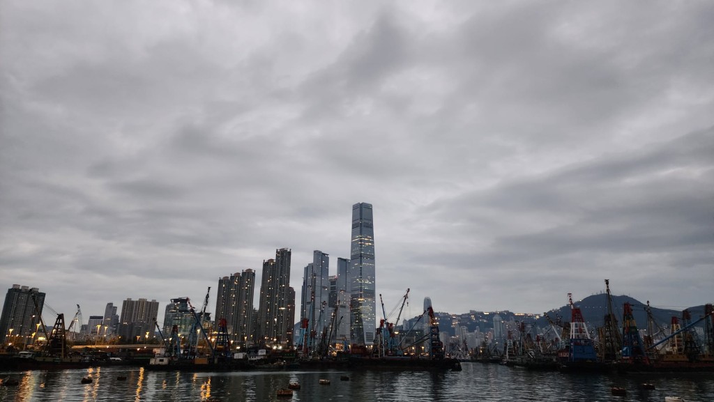 受天文大潮及東北季候風的共同影響,本港今日沿岸水位普遍會較正常高約0.5至1米,在晚上漲潮時,部分沿岸低窪地區可能出現輕微水浸。黎志偉攝 受天文大潮及東北季候風的共同影響,本港今日沿岸水位普遍會較正常高約0.5至1米,在晚上漲潮時,部分沿岸低窪地區可能出現輕微水浸。黎志偉攝