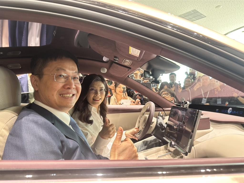 小米集團總裁盧偉冰(左)與國民黨主席鄭麗文(右)。 中時 小米集團總裁盧偉冰(左)與國民黨主席鄭麗文(右)。 中時