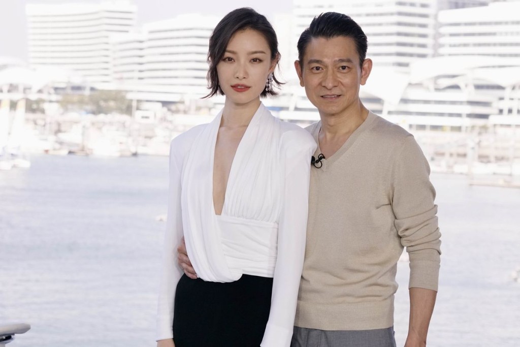 倪妮性感现身。