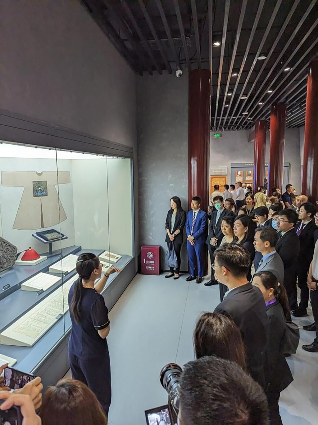 學員在寺內的《南京條約》史料陳列館聽取展品介紹。政府新聞處圖片