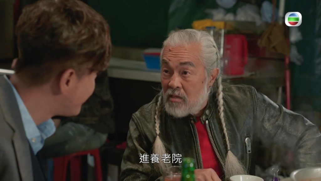 日前播出一集，馬國明於大排檔與一名老人同枱用餐，眼利網民都認出他是鬼塚（伍健忠）！