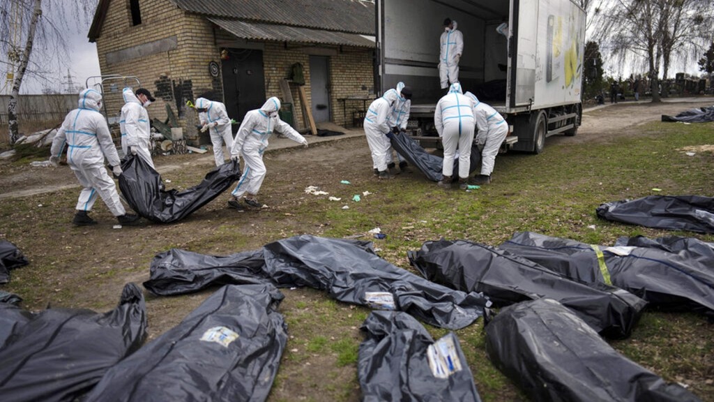 当局在瓦砾堆下发现多具平民遗体。AP图片