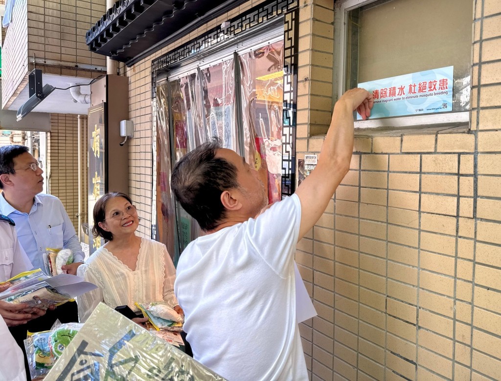 署理環境及生態局局長黃淑嫻到馬灣視察區內宣傳教育工作。