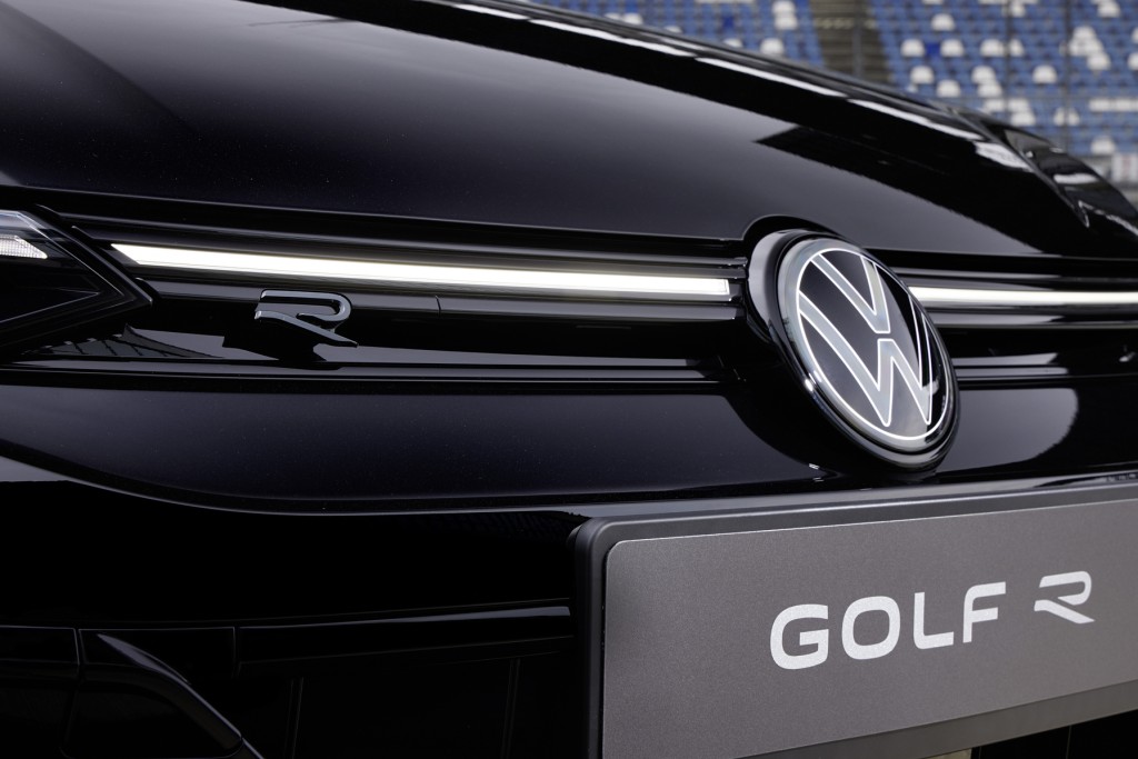 改良新版福士Volkswagen 8代半Golf R首發，VW廠徽連R型號徽章均以黑色設計。
