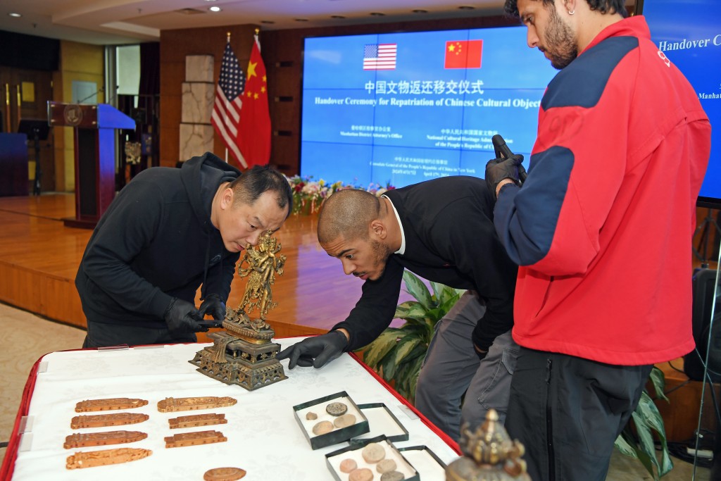 中方17日在纽约接收美方返还的38件中国流失文物艺术品。 新华社