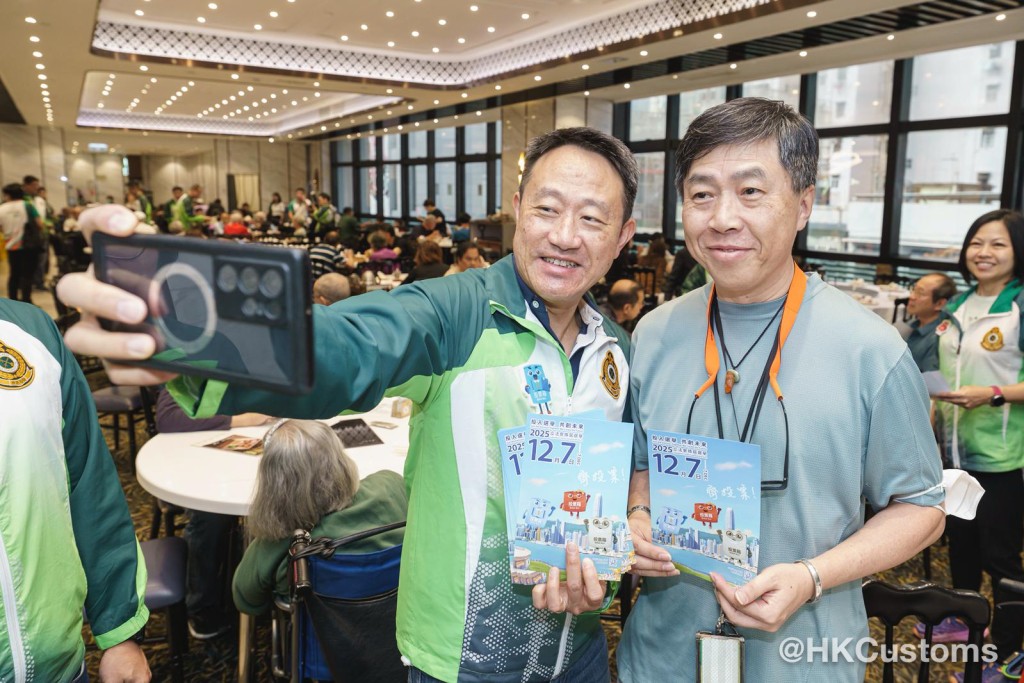 陳子達率領團隊到訪荃灣區宣傳2025年立法會換屆選舉，呼籲市民運用其寶貴的一票。