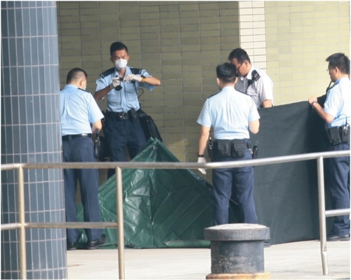 屍體撈上岸後警方用帆布遮蓋。楊偉亨攝