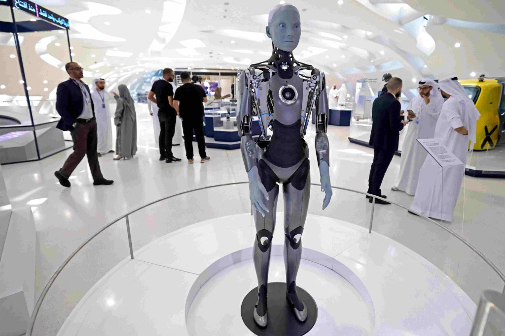 展望将来，机械人可取代人类某些工作。