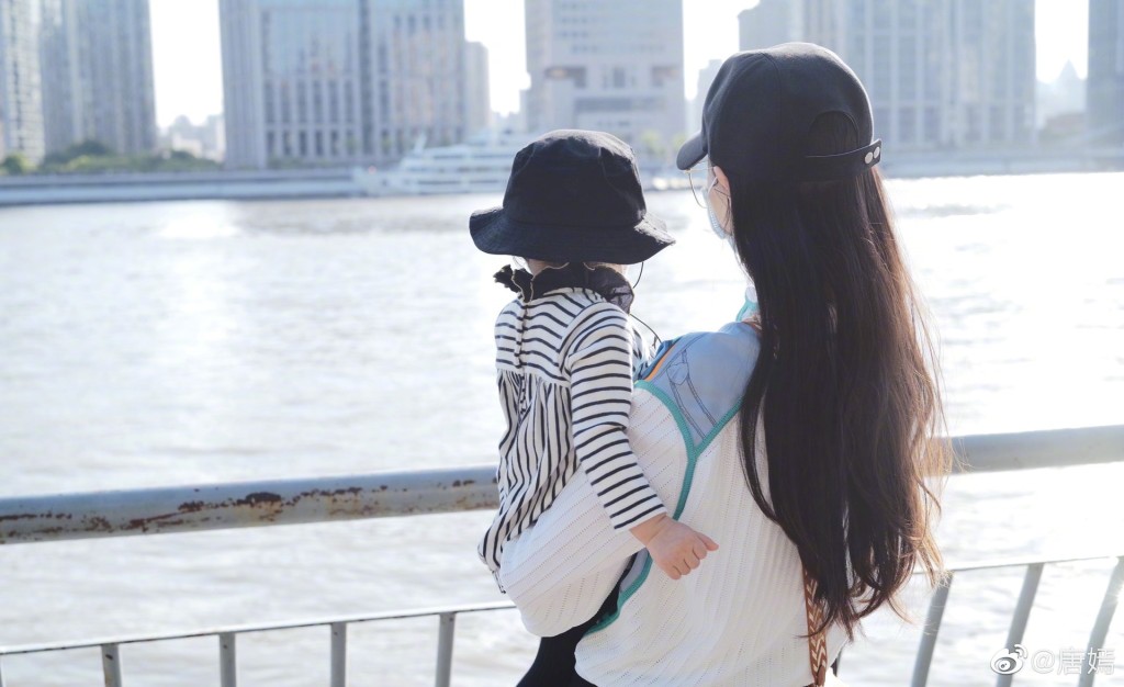 2021年6月1日，唐嫣首次在微博公开放上与女儿的合照。