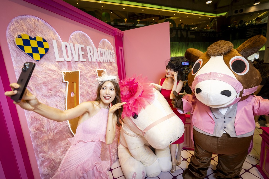 「馬場有禮」推出一系列優雅時尚的主題精品、粉紅優雅造型的吉祥物與場內人士合照等。 「馬場有禮」推出一系列優雅時尚的主題精品、粉紅優雅造型的吉祥物與場內人士合照等。