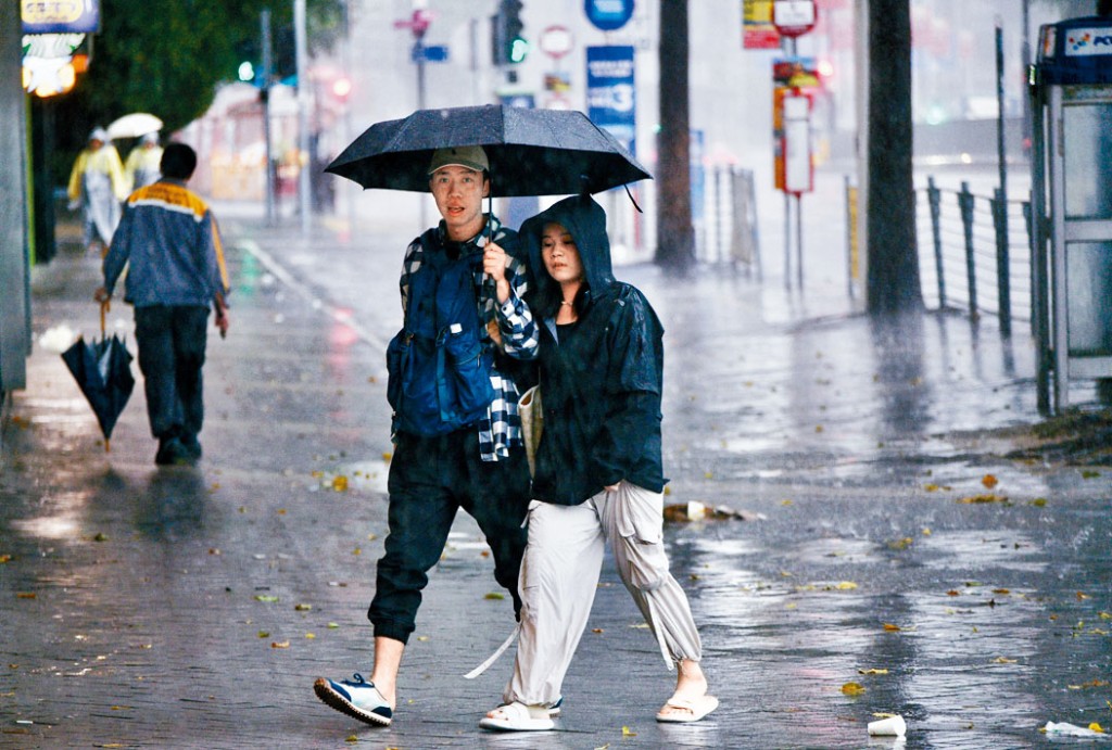 颱風遠離亦繼續影響本港,多區昨日下起滂沱大雨。