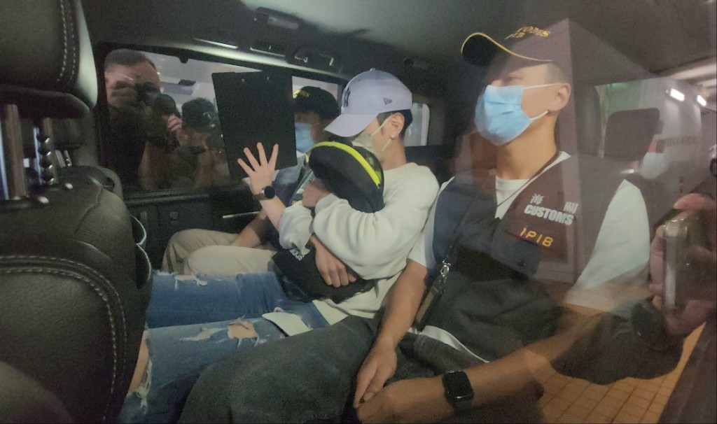 海關拘捕公司的男東主。黃文威攝 海關拘捕公司的男東主。黃文威攝