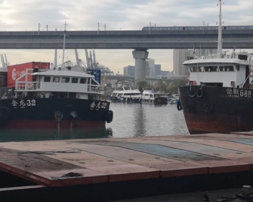 一艘编号「金龙32」内河船与一艘编号「佳联688」内河船相撞。